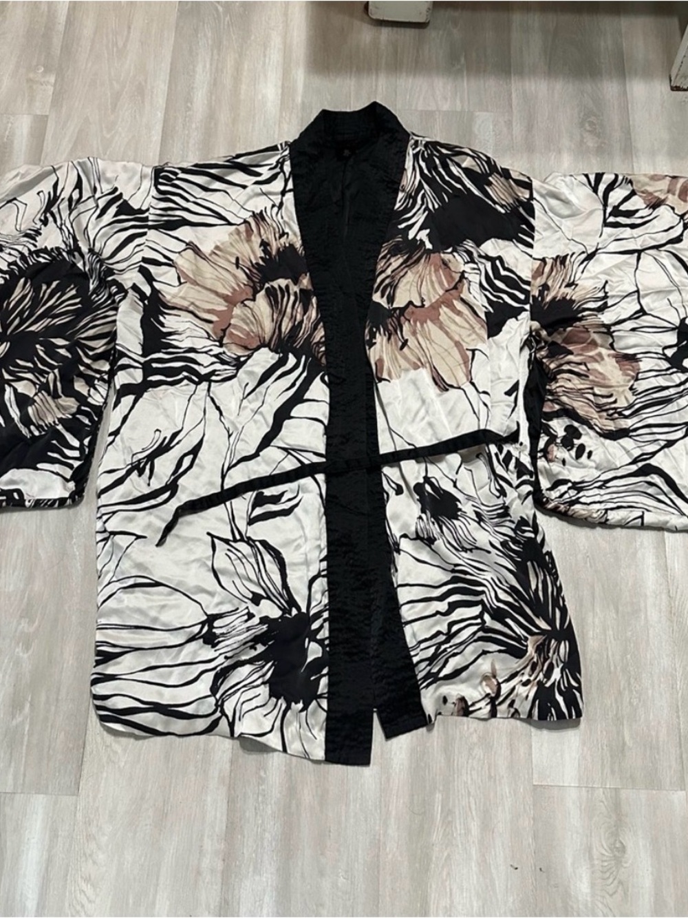Soma Black & White Patterned Satin Kimono Robe